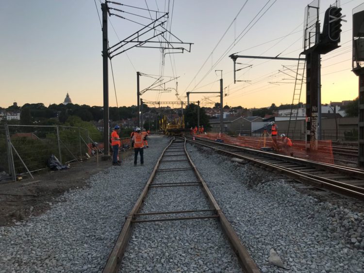 Du 12 au 15 août, 70 salariés ont alterné durant 64 heures, afin de changer 6 appareils d’aiguillages en gare de Lille Flandres. (© SNCF Réseau)