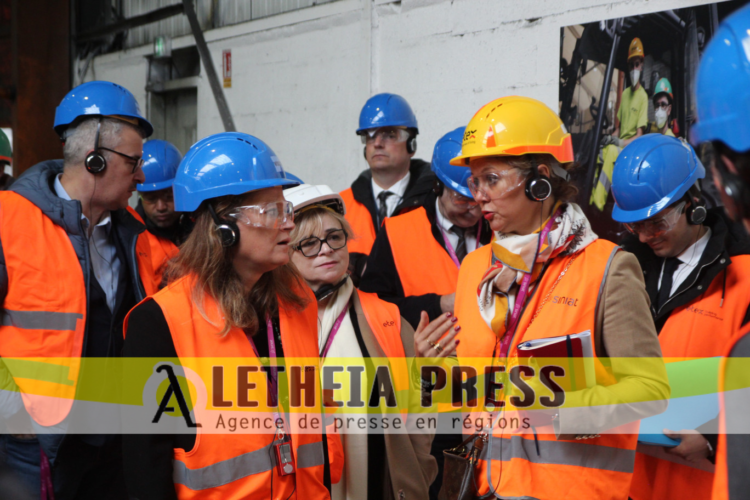 Olivia Grégoire, ministre déléguée chargée des Petites et Moyennes Entreprises, échange avec Valérie Lebon, directrice générale d'Etex France. (© Aletheia Press / B.Delabre)