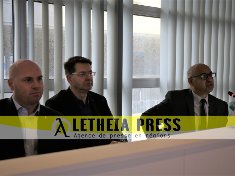 Hassane Sadok, président de l’ULCO (à droite) et Patrice Vergriete, président de la Communauté Urbaine de Dunkerque (au centre) le 10 janvier 2023 à Dunkerque. (© Aletheia Press /Morgan Railane)