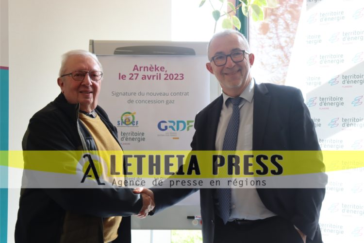 Michel Decool, président du SIECF TE Flandre (à g.) et Frédéric Martin, Directeur général adjoint de GRDF signent le contrat de concession à la mairie d’Arnèke. (© Aletheia Press / E.Chombart)