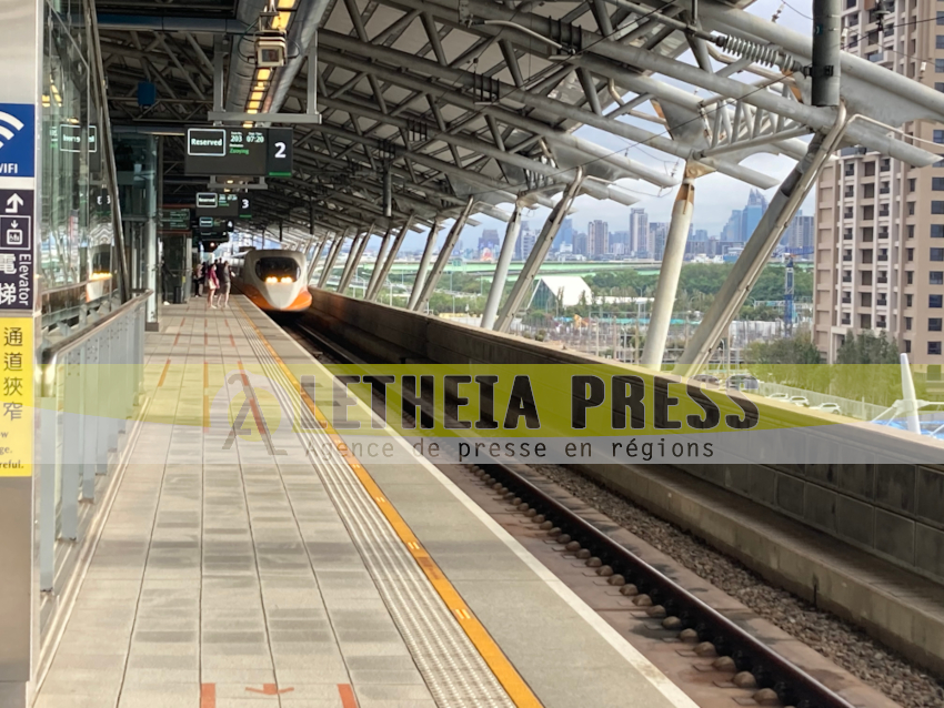 Le High Speed Railway (TGV) Alstom arrivant en gare de Taïpei. (Aletheia Press / M.Railane)