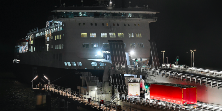 Les salariés des port exercent principalement dans de grandes structures qui relèvent davantage d’entreprises sous contrôle étranger, les emplois sont plus stables et mieux rémunérés que dans l’ensemble de la région. (© Port de Calais / Sébastien Jarry)