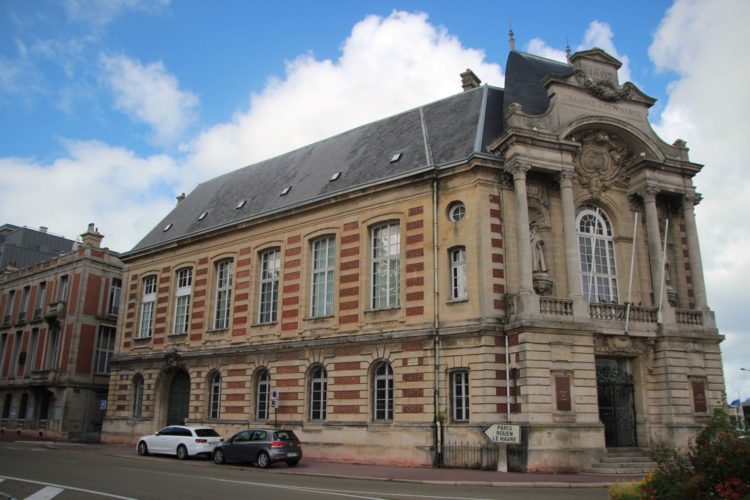 Au sein des anciens locaux de la CCI, les étudiants bénéficient d'un cadre adapté et d'un accompagnement par la tutrice du campus. (© Aletheia Press / B.Delabre)