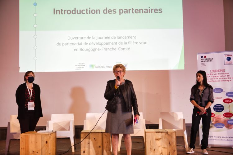 De g à d : Blandine Aubert, directrice régionale de l’Ademe, Marie-Guite Dufay, présidente de BFC et Célia Rennesson, co-fondatrice de Réseau Vrac (© Aletheia Press / A.Morel)