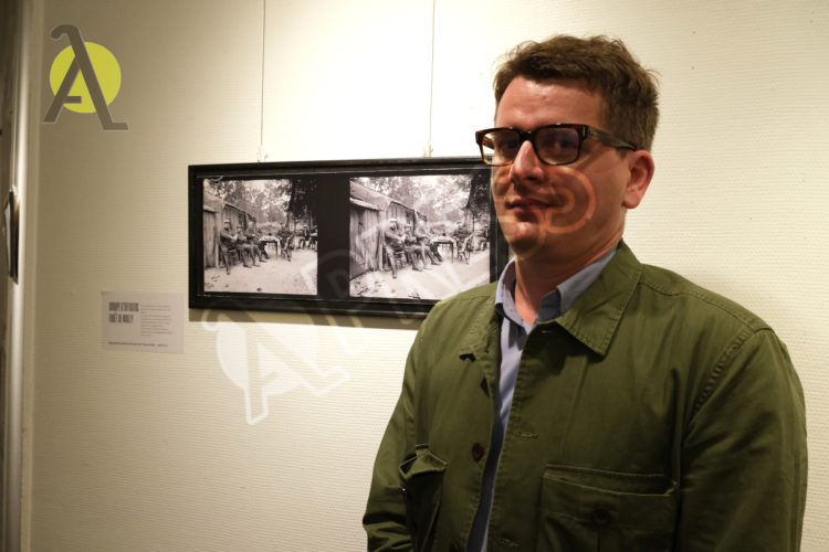 Louis Teyssedou, devant une photo prise par Raoul Berthelé