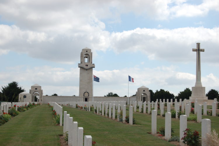 Le Dawn Service se déroule tous les 25 avril à 5h30 à Villers-Bretonneux. (© Somme Tourisme)