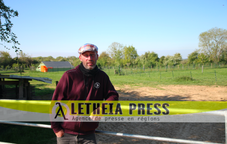 Gaëtan Royer devant la barrière fermée de son élevage : l'accès reste strictement interdit et les poulets sont encore soumis à un confinement dans leurs bâtiments. (© Aletheia Press / B.Delabre)