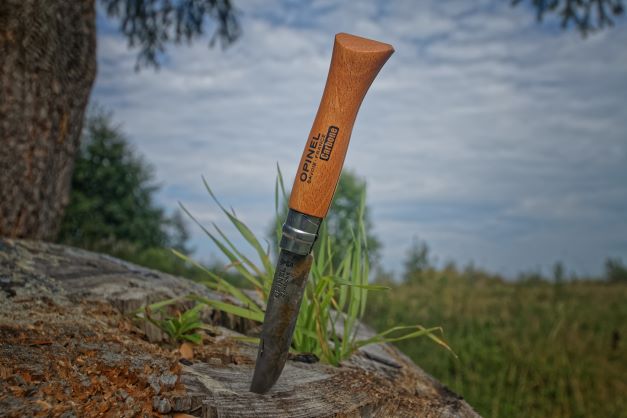 La route de l’Opinel emprunte la vallée de torrent l’Arvan, reliant le musée, à Saint-Jean-de-Maurienne, à la place Opinel à Albiez-le-Vieux, soit 16 kilomètres.