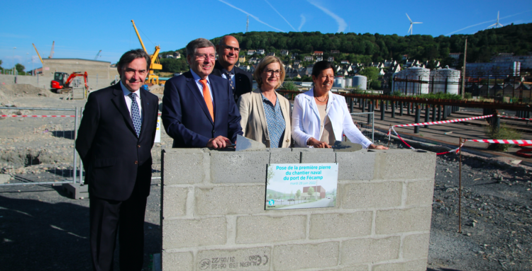 De g. à dr. : Bertrand Bellanger, Alain Bazille, Alain Gueydan, sous-préfet de Dieppe et, par intérim, du Havre, Marie Agnès Poussier-Winsback et Dominique Tessier, conseillère départementale. (© Aletheia Press / B.Delabre)