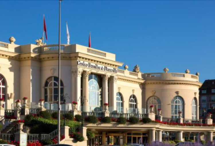 Façade du Casino Barrière de Deauville (© Casino Barrière)