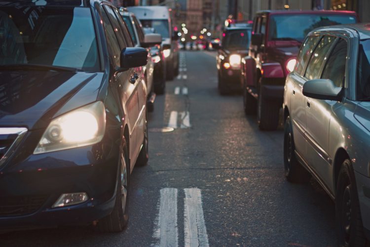 Les véhicules circulant d’habitudes avec une vignette Crit’Air 4 ou 5 ne pourront ni rouler ni stationner dans le périmètre défini de la ZFE-m. (@Pexel)