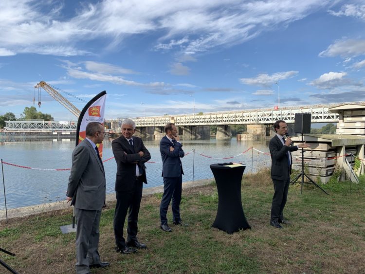 Hervé Morin, président de la Région Normandie, et Dominique Ritz, Directeur territorial de Voies navigables de France, Pierre-André Durand, préfet de la Région Normandie, préfet de la Seine-Maritime, et de Simon Babre, Préfet de l'Eure, étaient en visite sur le site ce 6 septembre. (@Région Normandie)