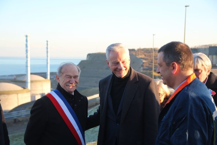 Bruno Le Maire et Olivier Ramon (à droite) s'entretiennent avec Patrice Philippe, maire de Petit Caux, commune sur laquelle se trouve la centrale de Penly. (© Aletheia Press / B.Delabre)