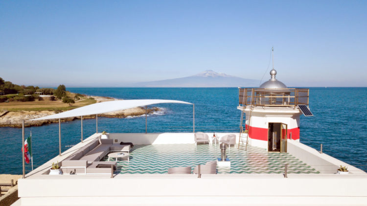 Vue sur la terrasse du phare, la mer et l'Etna