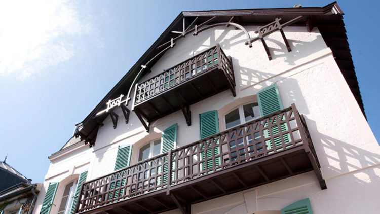 Vue sur la Maison Impressionniste, volets verts et balcons en bois